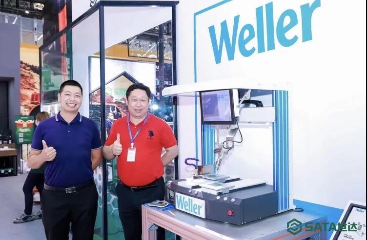 由力自动化邓总在展会合影